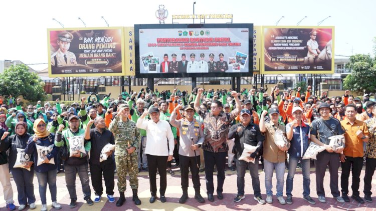 Forkopimda-Sidoarjo-Bagikan-1.000-Paket-Sembako-untuk-Ojol