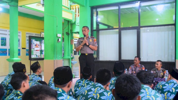 Cegah-Kenakalan-Remaja,-Polresta-Sidoarjo-Edukasi-Bijak-Medsos-di-MA-Nurul-Huda