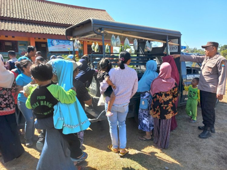 Jumat Curhat dan Berkah, Polisi di Kediri Berbagi Sayuran