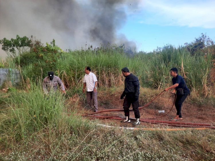 Anggota Polsek Sidoarjo Kota Turun Langsung Padamkan Kebakaran Lahan