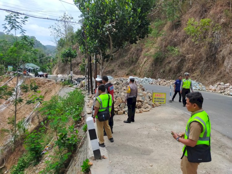 Polres Pacitan Cek Jalur Pacitan - Ponorogo, Antisipasi Bahaya Longsor