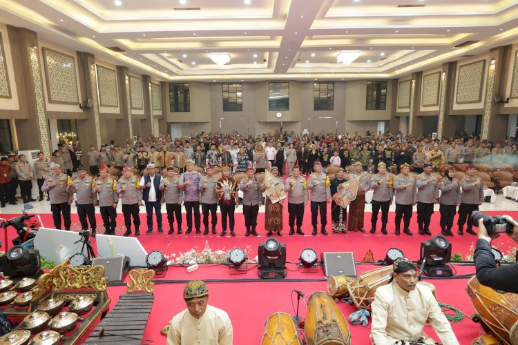 Polda Jatim Stimulasi Pemilu Damai Melalui Pagelaran Seni Wayang Kulit