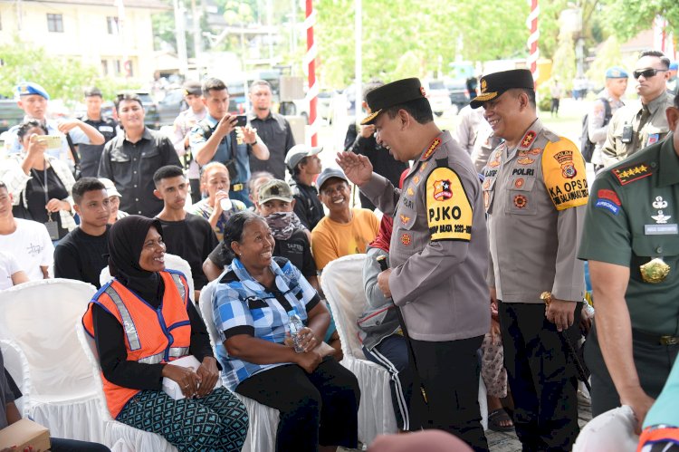 Kapolri dan Panglima TNI Berikan Bantuan Kesehatan Gratis di Maluku