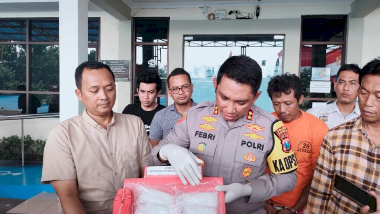 Polres Bangkalan Berhasil Sita 1 Kilogram Sabu dari Seorang Kurir Bermudos Paket Topi