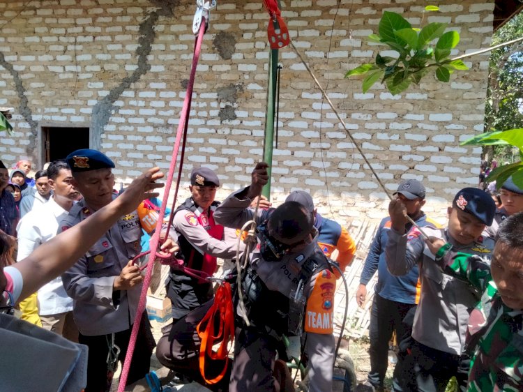 Tim SAR Sat Brimob Polda Jatim bersama BPBD Pamekasan Berhasil Evakuasi Jenazah dari Dalam Sumur