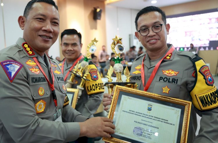 Polrestabes Surabaya Raih Penghargaan Penyelesaian Perkara Lalu Lintas Terbaik Tingkat Polda Jatim