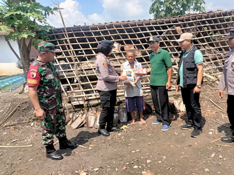 Polres Tulungagung Berikan Bantuan Sosial Untuk Warga Terdampak Angin Puting Beliung