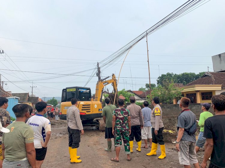 Kompak, Polisi bersama TNI dan Warga Bersihkan Lumpur Luapan Sungai Joho di Tulungagung