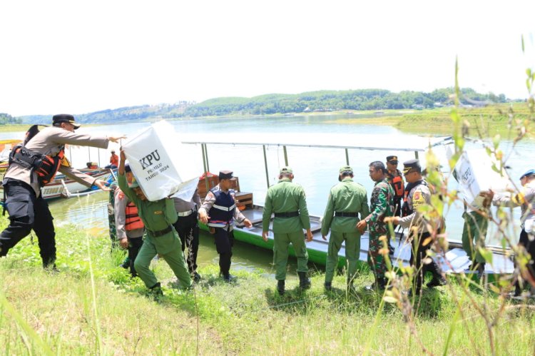 Sinergitas Polres Ngawi bersama TNI Kawal Distribusi Logistik Pemilu Sebrangi Waduk