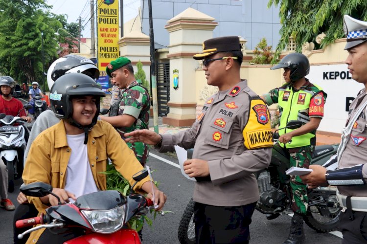 Operasi Keselamatan Semeru 2024, Polres Pamekasan Turun Jalan Berbagi Brosur Himbauan Kamseltibcarlantas