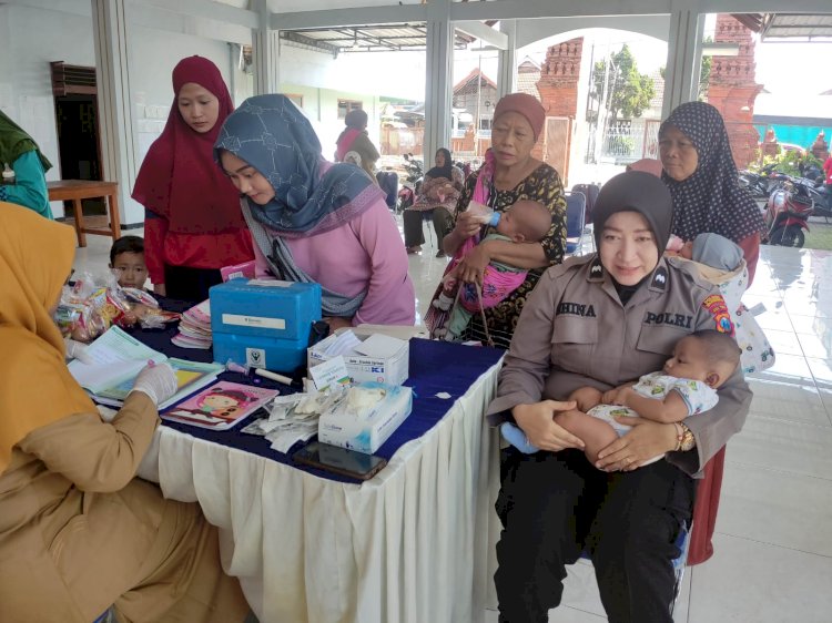 Dukung Pemerintah Tangani Stunting, Polwan Polres Mojokerto Bantu Sukseskan Posyandu.