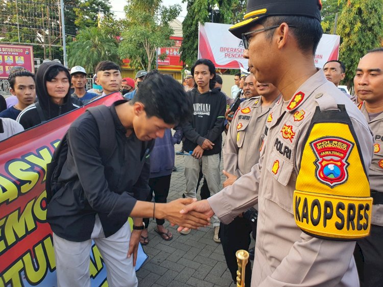 Ramadhan Berkah Kapolres Situbondo Berbagi Takjil untuk Massa Unras AMPD