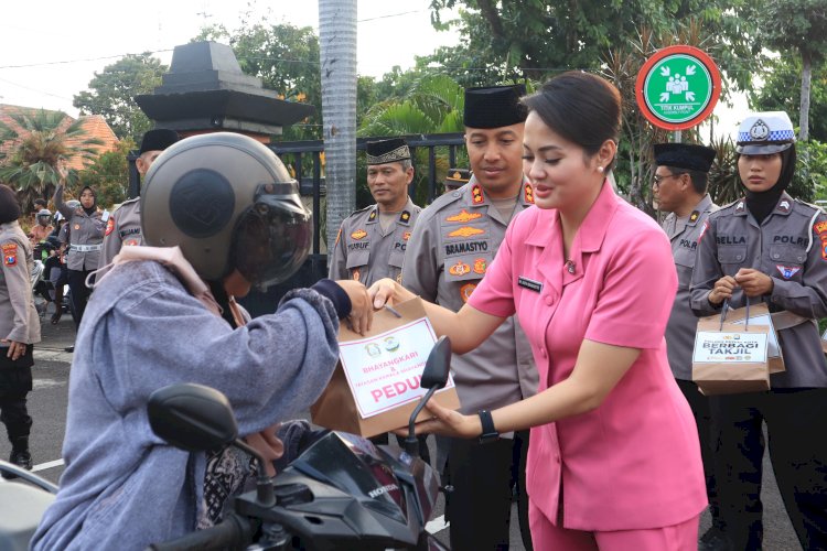 Ramadhan Berkah, Polres Kediri Kota dan Bhayangkari Berbagi Takjil Jelang Berbuka Puasa