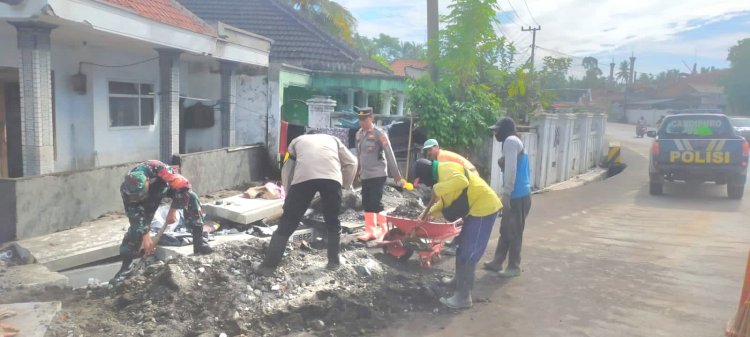 Sinergitas TNI Polri Bersihkan Saluran Air Pasca Banjir di Lumajang