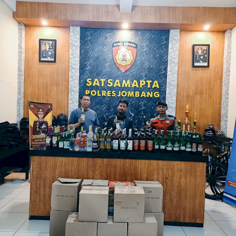 Polisi Amankan Seorang Pemuda dan Ratusan Botol Miras dari Berbagai Merk di Jombang