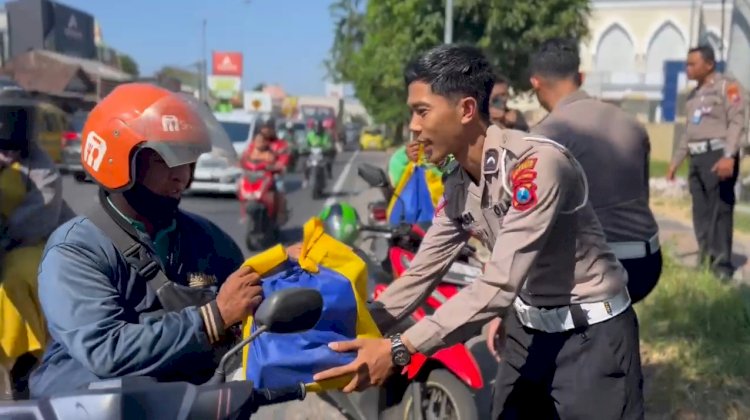 Jelang HUT Bhayangkara ke-78 , Satlantas Polresta Sidoarjo Berbagi Sembako