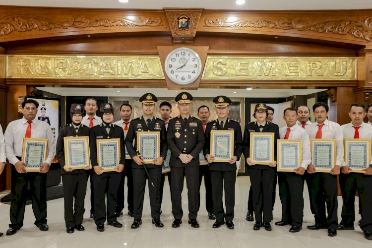 *Hari Lahir Pancasila Kapolda Jatim Beri Penghargaan untuk 120 Anggota Berprestasi*