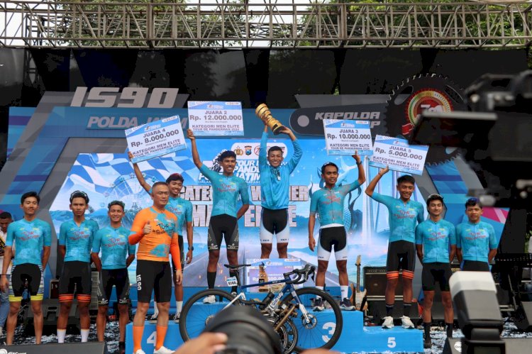 Kapolda Jatim Serahkan Medali Untuk Para Juara Tour de Panderman di Kota Batu