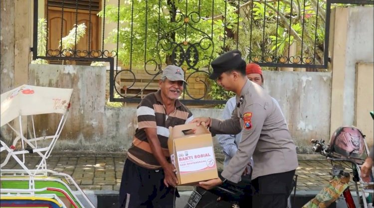 Peduli Sesama, Polres Lumajang Salurkan Bantuan Sosial Untuk Jukir dan Abang Becak