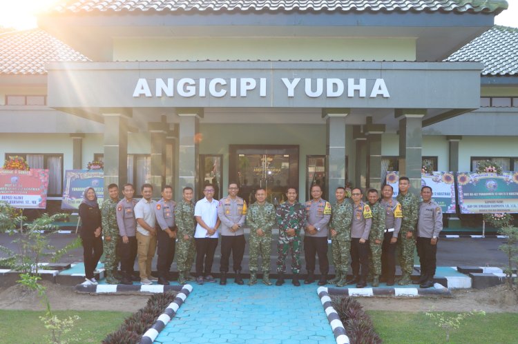 Sinergitas TNI - Polri, Polres Ngawi Beri Tumpeng dan Kue Ulang Tahun ke Yon Armed 12 Kostrad