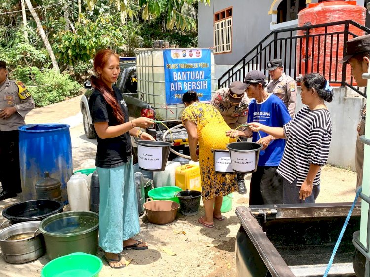 Tak Hanya Distribusikan Air Bersih, Patroli Genthong Polisi Juga Berbagi Ember Gratis di Trenggalek