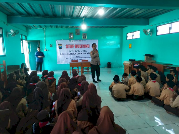 Kanit Binmas Polsek Krembung dan Bhabinkamtibmas Ploso Adakan Binluh Bahaya Bullying di MA Abil Hasal Asy Syadzily