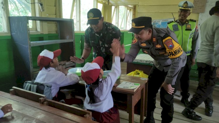 Gembiranya Bocah SD Terpencil di Sidoarjo Saat Diberi Makan Siang Gratis Bergizi Oleh Polisi dan TNI