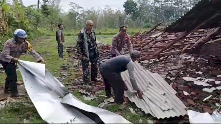 Gercep, Polisi dan TNI Bantu Tangani Dampak Angin Puting Beliung di Bondowoso