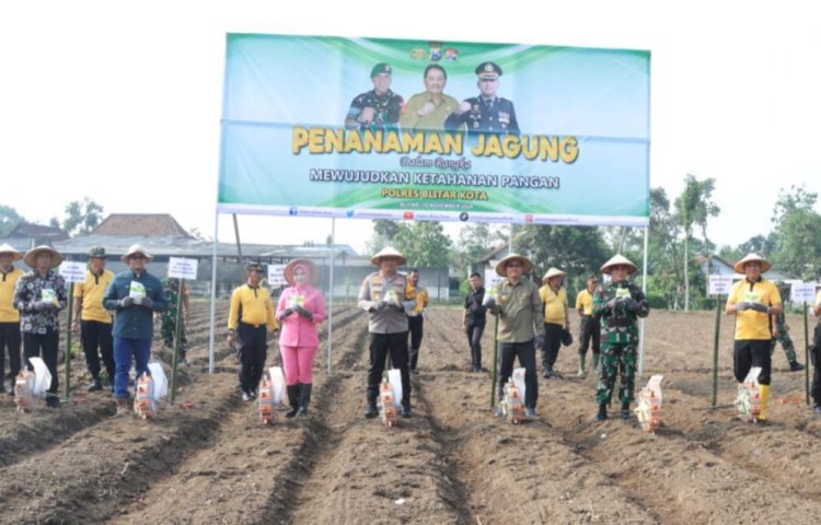 Wujudkan Ketahanan Pangan Mandiri, Polres Blitar Kota Bersama Masyarakat Tanam Jagung di Lahan Aset Polri