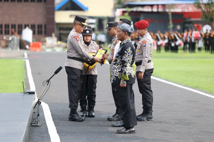 Asistensi Kampung Tangguh dan Polisi RW, Kapolda Jatim Pimpin Apel Besar Petugas Polmas dan Satkamling Pasca Pilkada