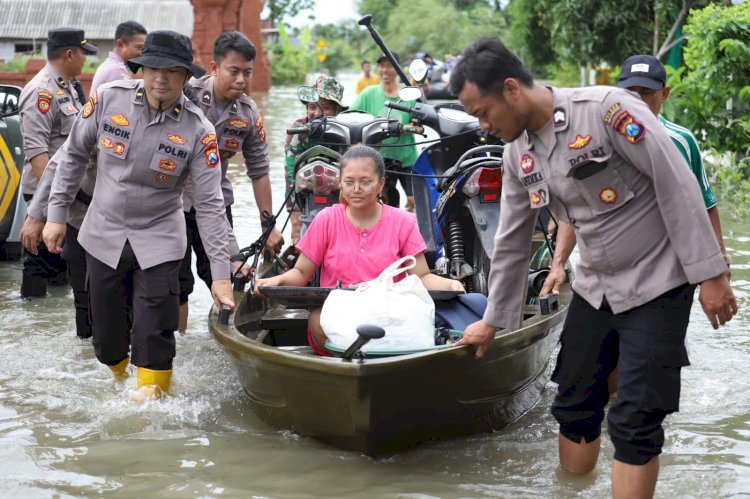 Aksi Heroik Polres Mojokerto Demi Keselamatan Masyarakat,Terjang Banjir Salurkan Bantuan dan Evakuasi Warga