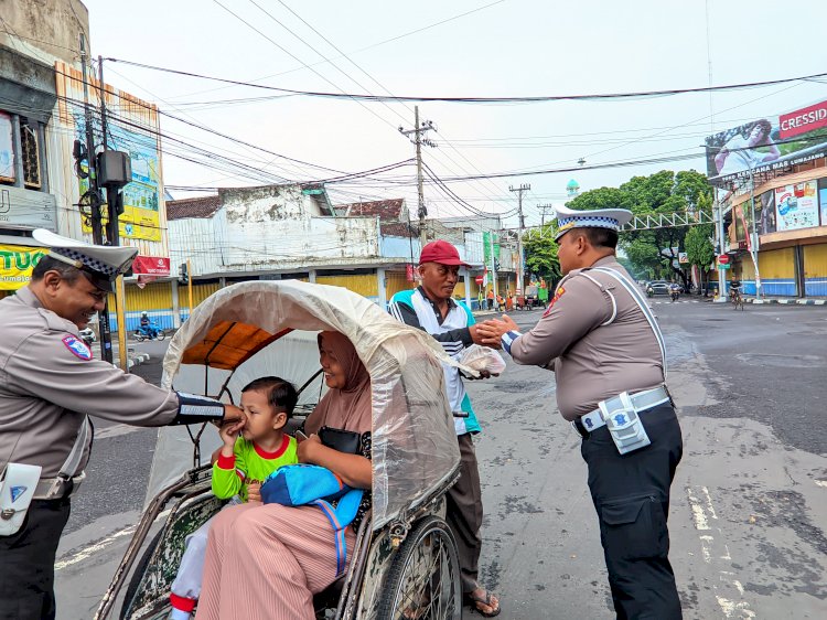 Jelang Nataru Polres Lumajang Beri Edukasi Masyarakat Tertib Lalu Lintas Sambil Berbagi Nasbung