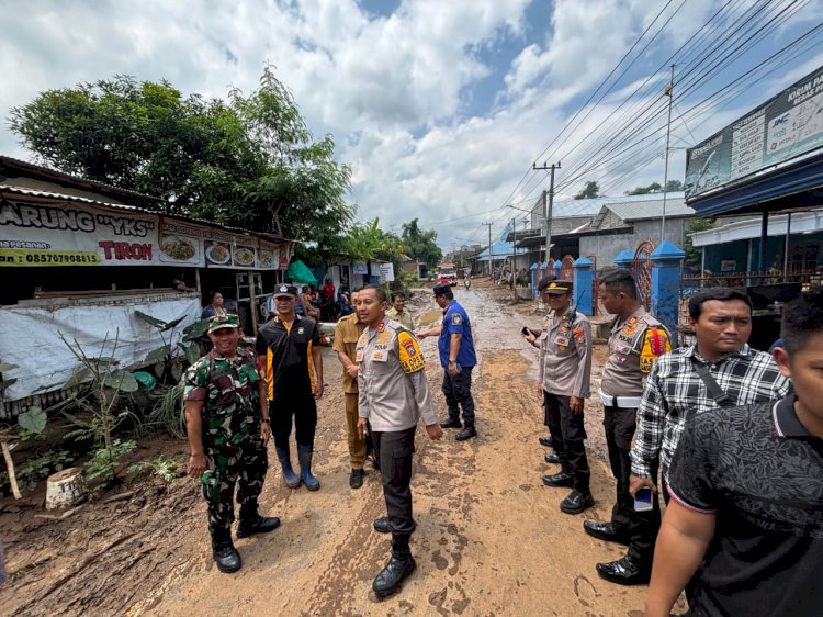 Kolaborasi Polres Kediri Kota Bersama TNI dan Pemkab Tangani Banjir di Desa Tiron