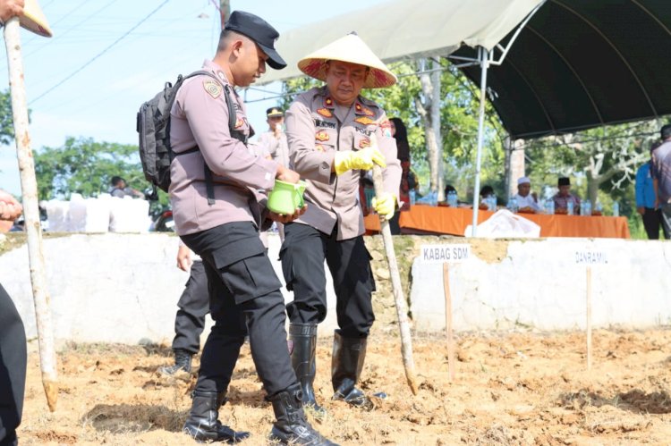 Gelorakan Swasembada Pangan Wakapolres Pamekasan Pimpin Penanaman Jagung di Pagantenan