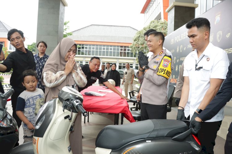 Senyum Seorang Ibu Rumah Tangga di Gresik Saat Polisi Temukan Motor dan Kembalikan Kurang dari 24 Jam