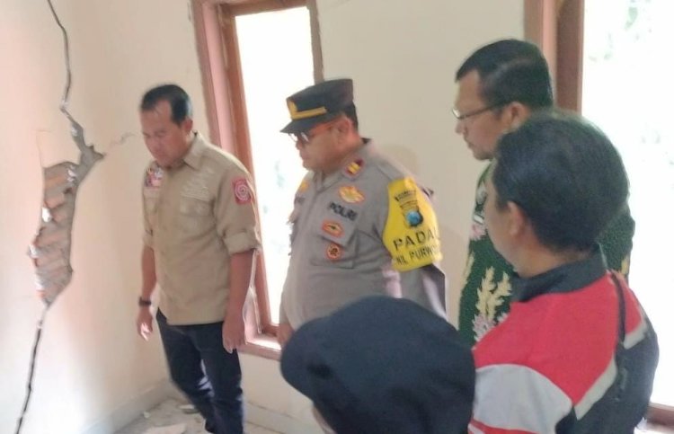 Tanggap Bencana Polisi Bersama TNI dan BPBD Evakuasi Korban Pergeseran Tanah di Pasuruan