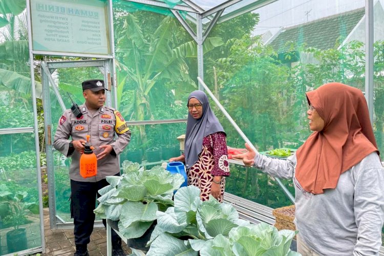 Dampingi KWT Bhabinkamtibmas Polres Probolinggo Kota Ajak Warga Wujudkan Ketahanan Pangan