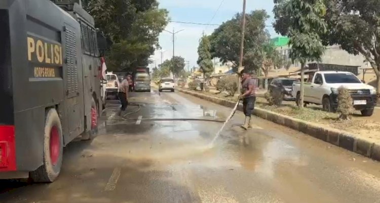 Minimalisir Debu Pasca Banjir, Polri Lakukan Pembersihan dan Penyiraman Jalan Protokol Aceh Tamiang