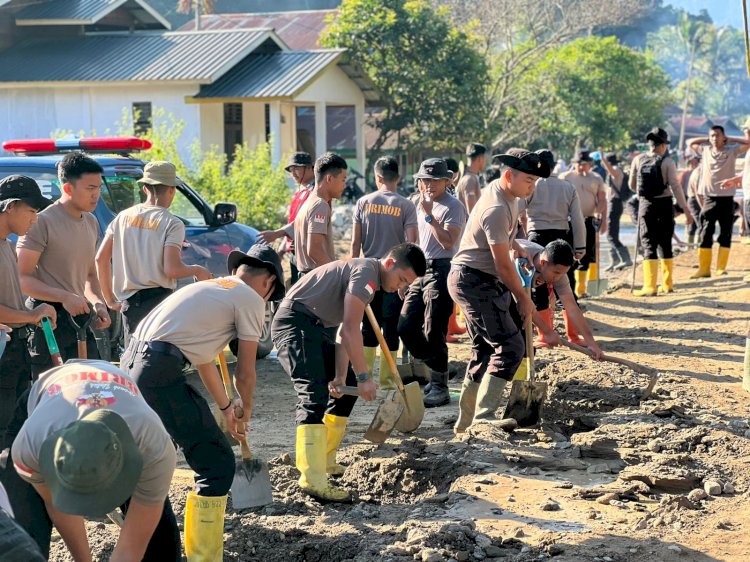 Polri Bersihkan Area Terdampak Banjir Bandang di Kampung Tengah Kecamatan Palembayan Agam Sumbar