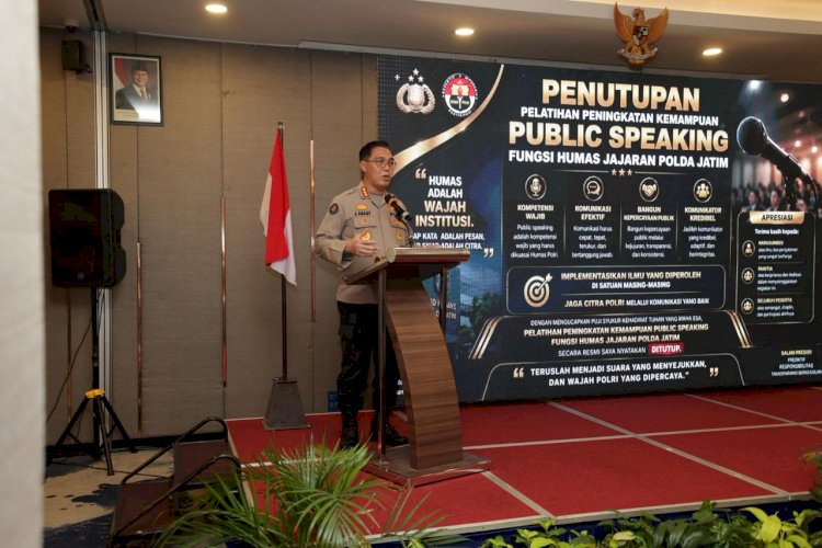 Kabid Humas Polda Jatim Tutup Pelatihan Public Speaking, Tekankan Komunikasi Jujur dan Transparan