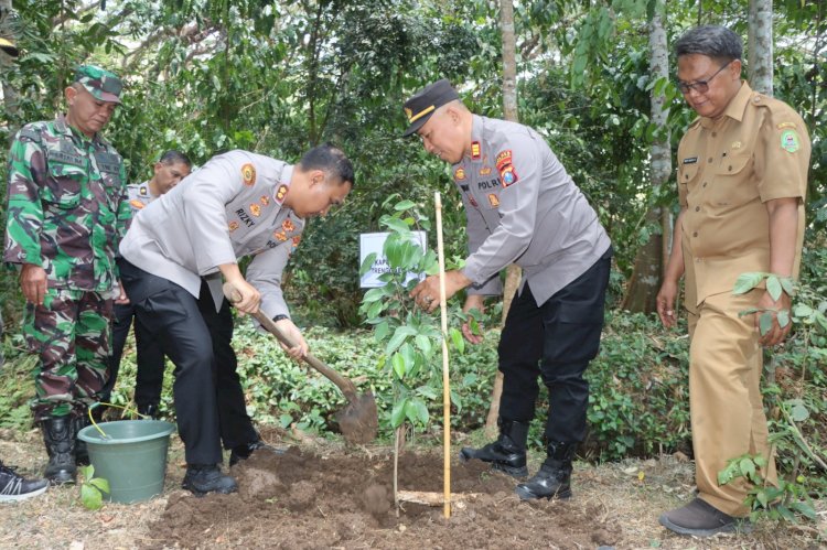 Aksi Ecology Policing Polres Trenggalek Selamatkan Sumber Mata Air Atasi Kekeringan